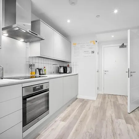 Spacious, Duplex, Sleeps 7, Balcony Views Apartment *