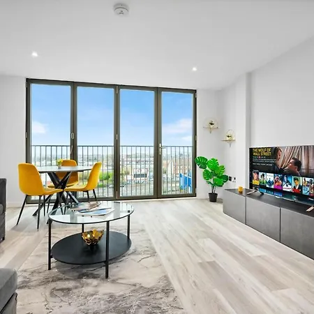 Spacious, Duplex, Sleeps 7, Balcony Views Apartment