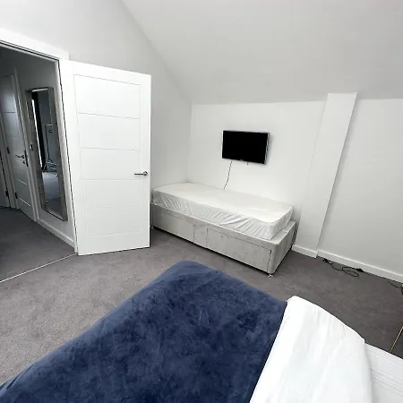 Spacious, Duplex, Sleeps 7, Balcony Views Apartment