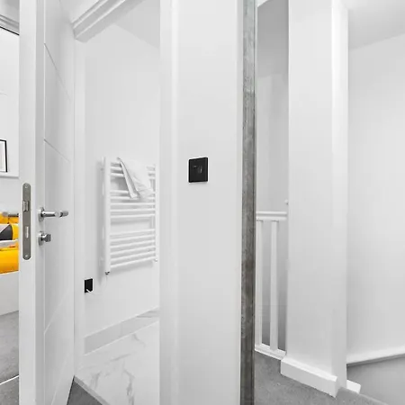 Spacious, Duplex, Sleeps 7, Balcony Views *
